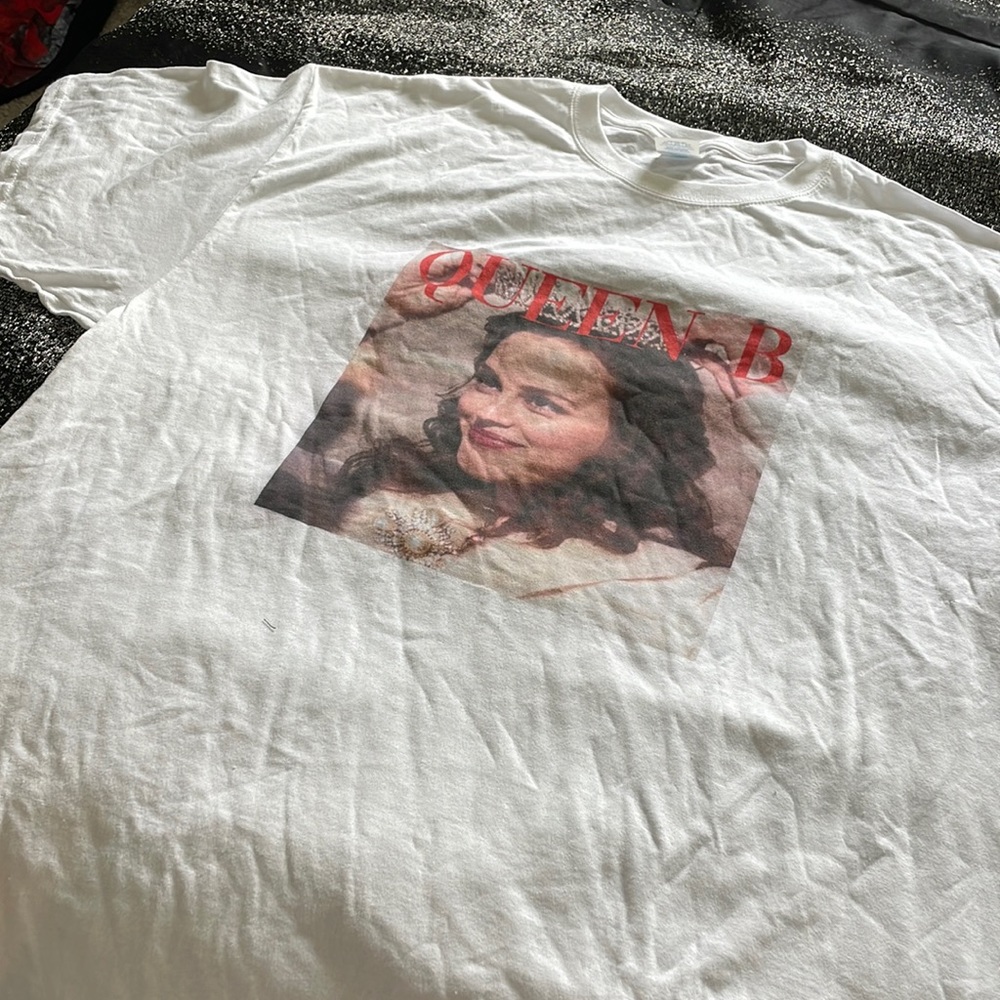 Queen B tee (Gossip Girl)